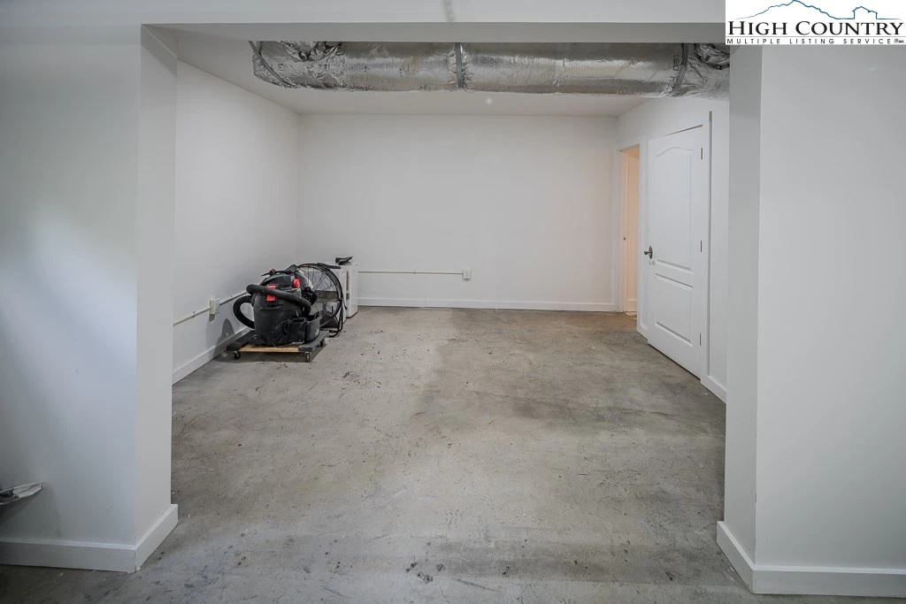 Image number 17 for the current listing