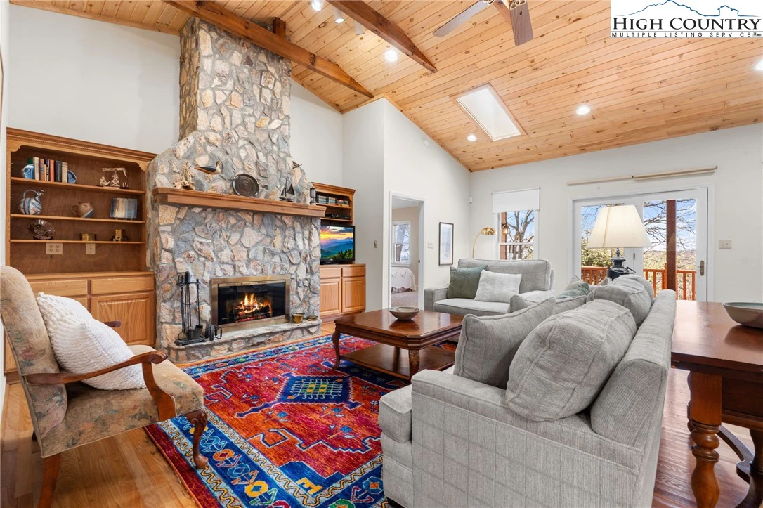 Image number 1 for the current listing