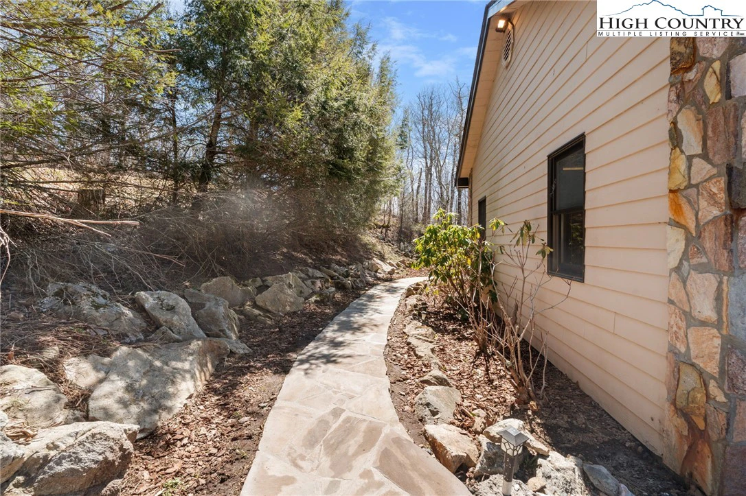Image number 14 for the current listing