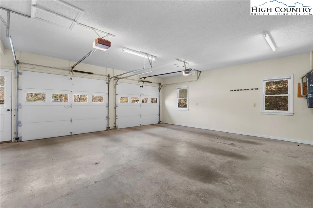 Image number 15 for the current listing