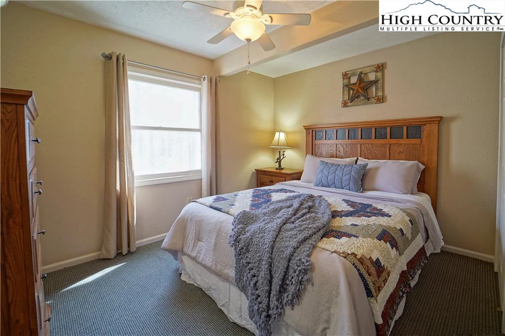 Image number 4 for the current listing