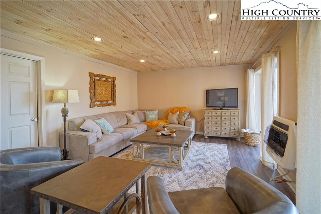 Image number 8 for the current listing