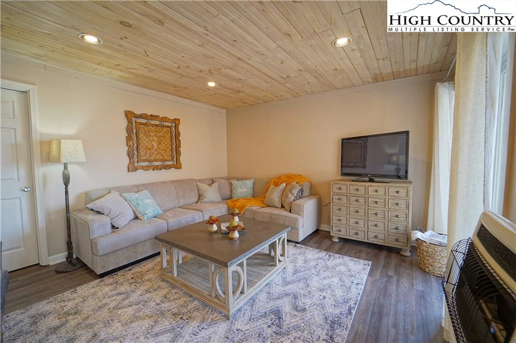 Image number 10 for the current listing