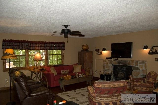 Image number 8 for the current listing