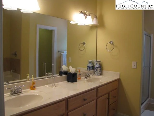 Image number 14 for the current listing