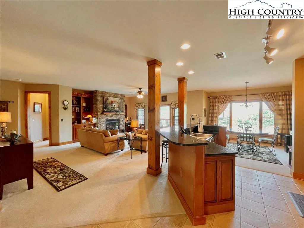 Image number 1 for the current listing