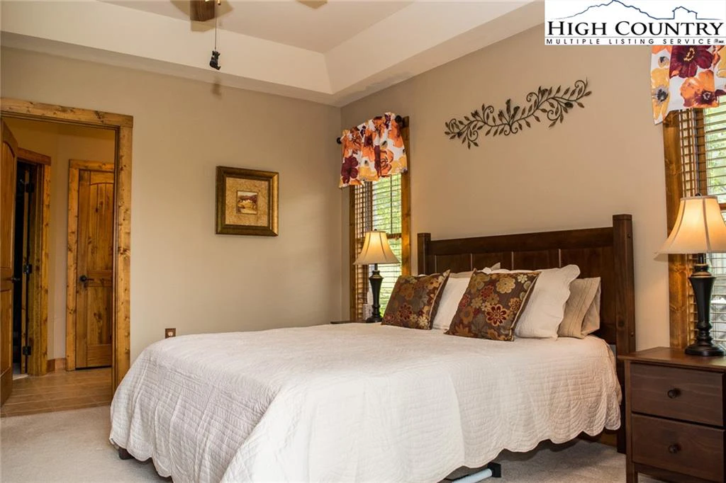 Image number 4 for the current listing