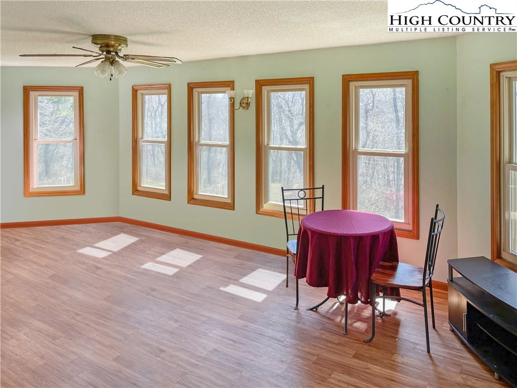 Image number 9 for the current listing