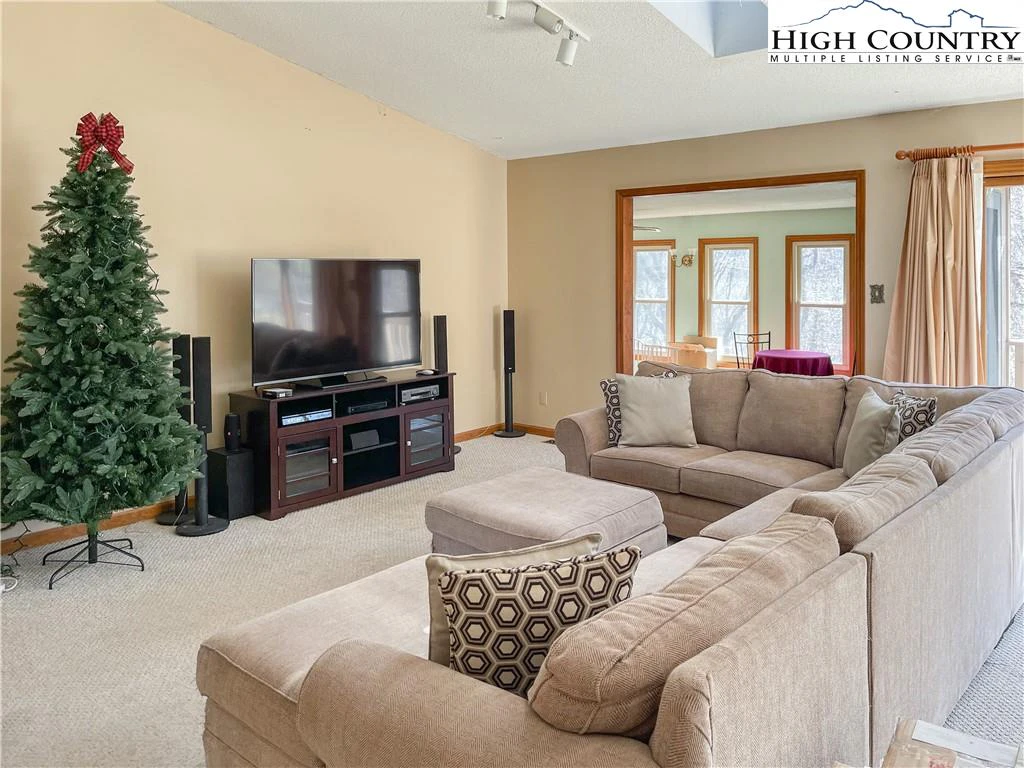 Image number 13 for the current listing
