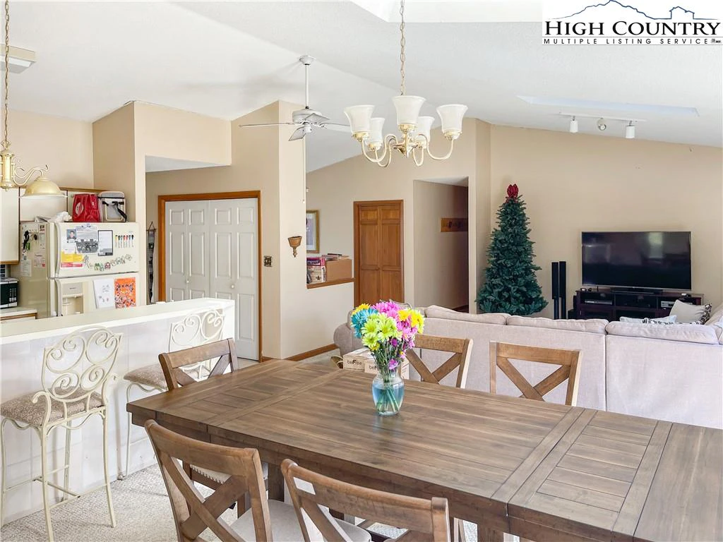 Image number 11 for the current listing