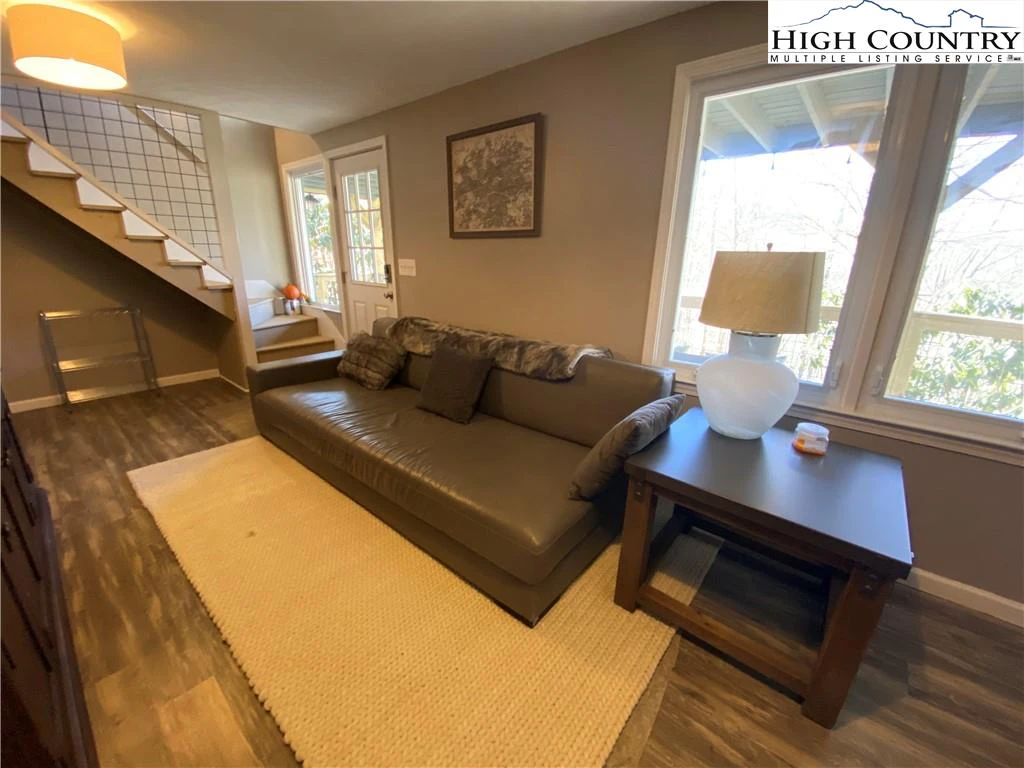Image number 8 for the current listing
