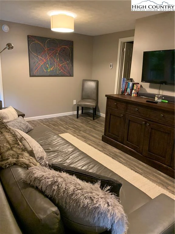 Image number 7 for the current listing