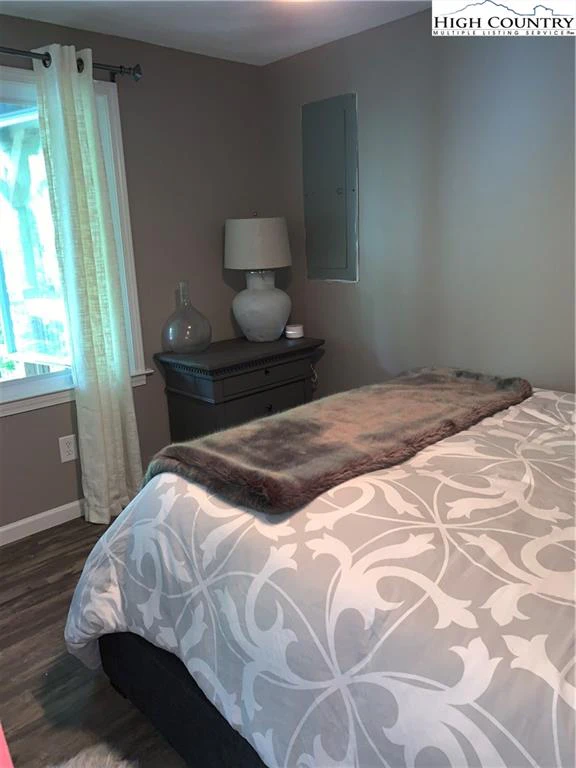 Image number 4 for the current listing