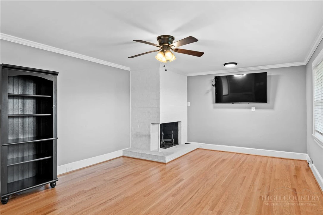 Image number 7 for the current listing