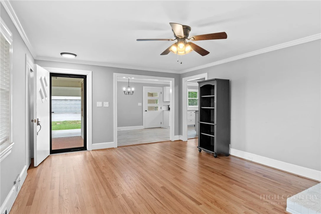 Image number 8 for the current listing