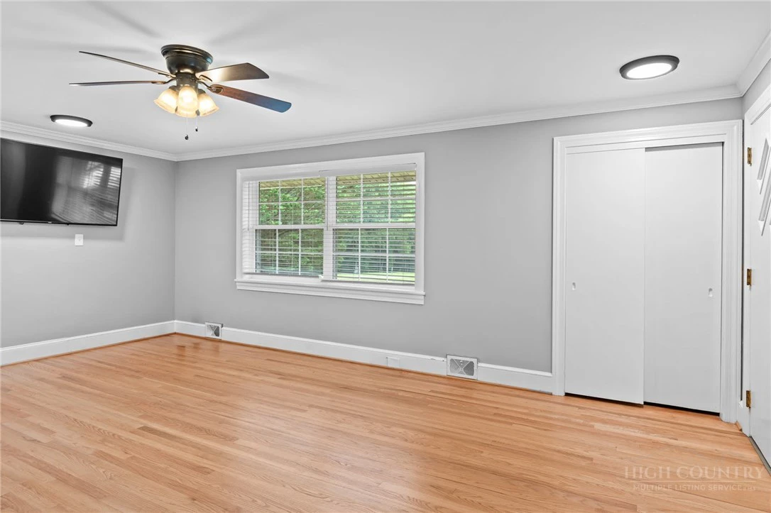 Image number 9 for the current listing