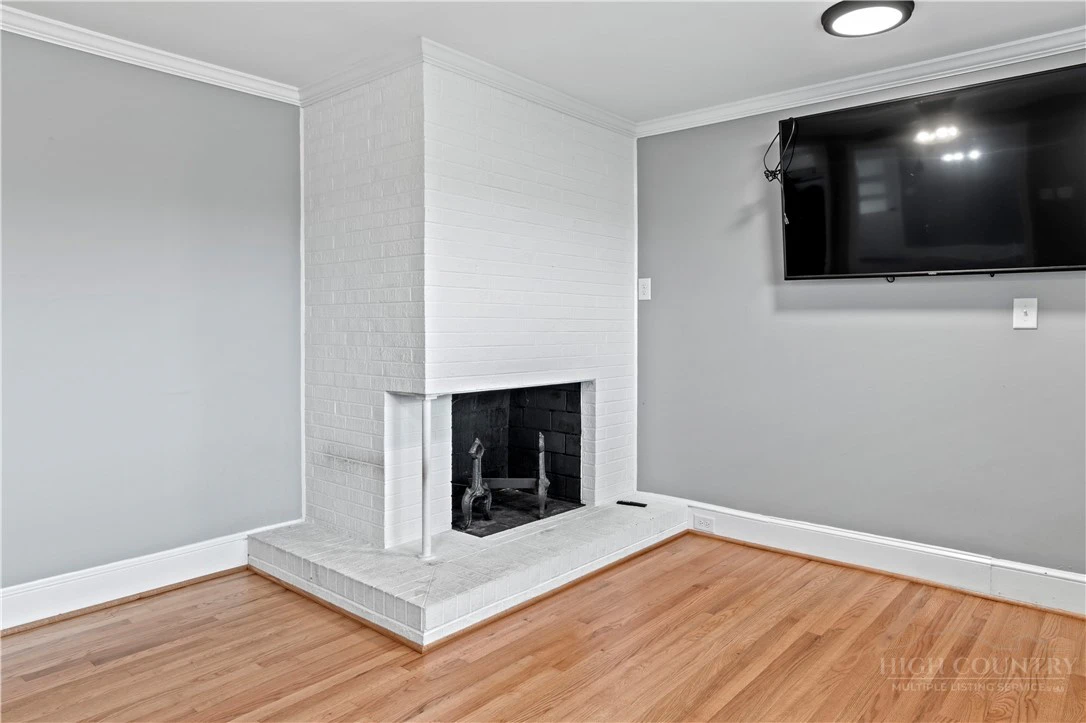 Image number 10 for the current listing