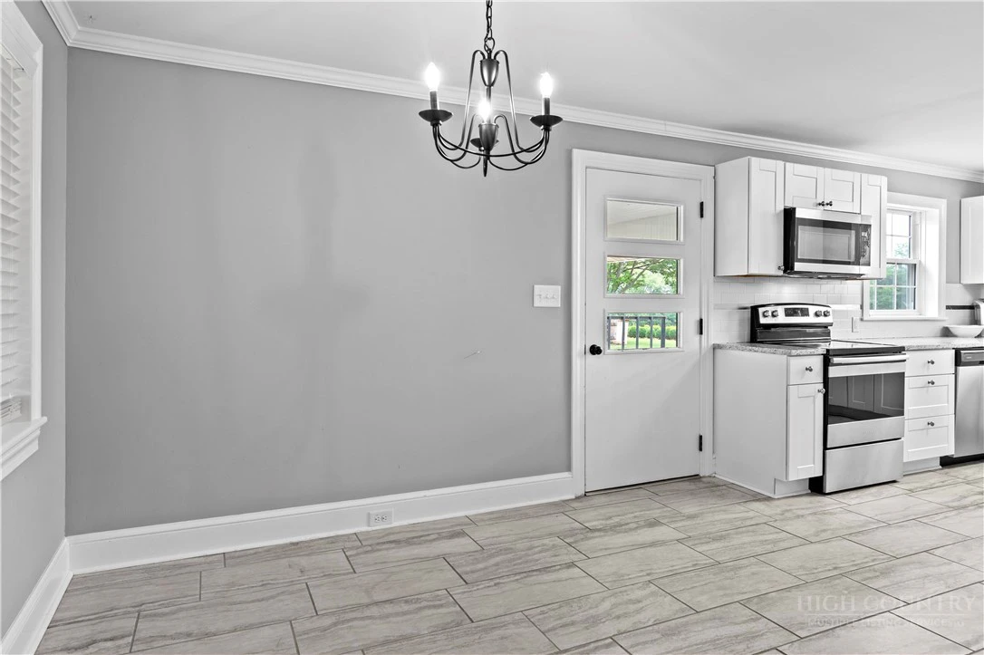 Image number 11 for the current listing