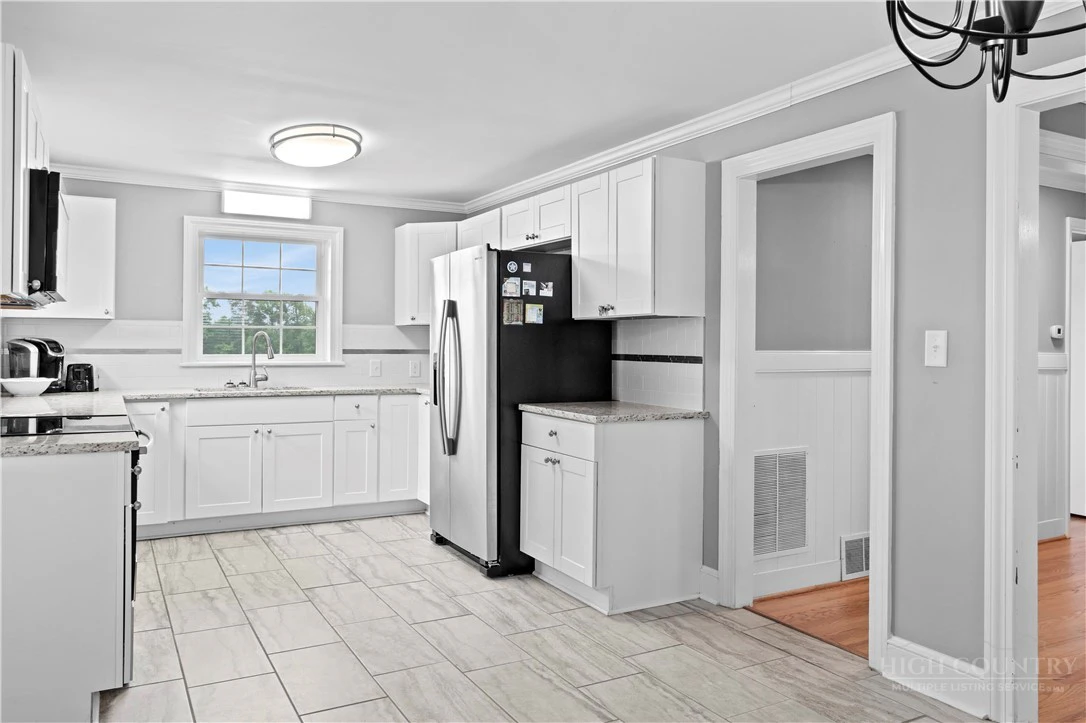 Image number 14 for the current listing