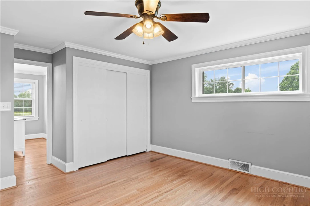Image number 19 for the current listing