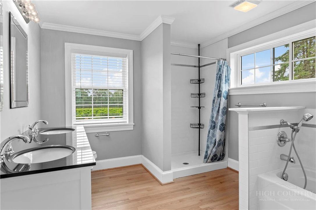 Image number 20 for the current listing