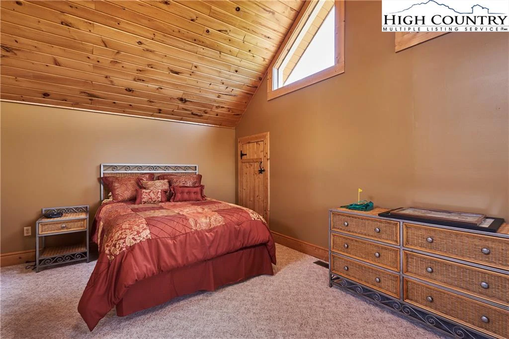 Image number 4 for the current listing