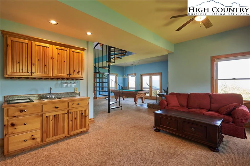 Image number 9 for the current listing