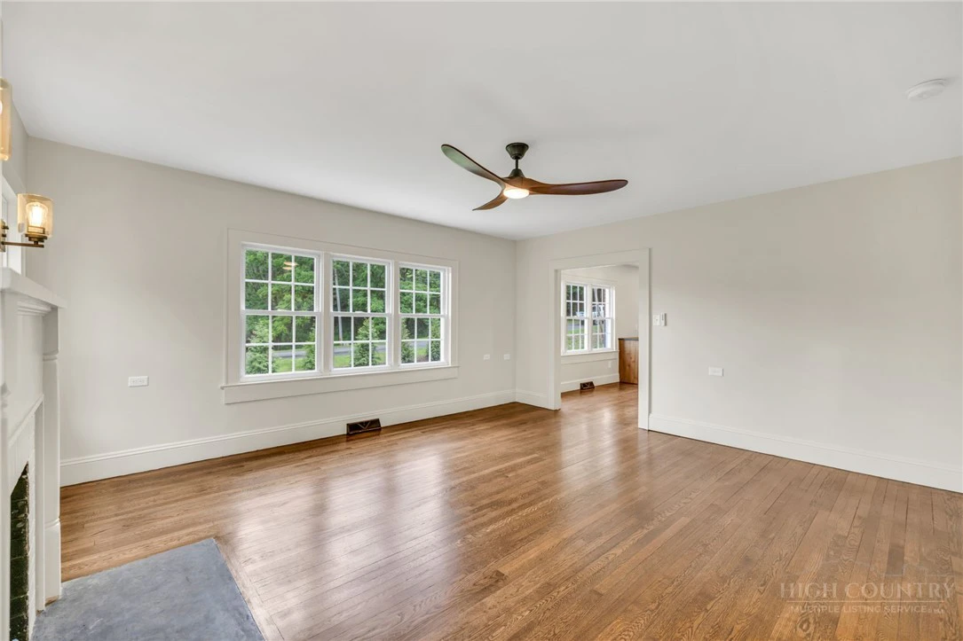 Image number 11 for the current listing