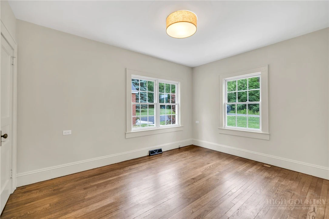 Image number 18 for the current listing