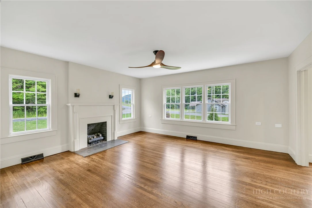 Image number 8 for the current listing