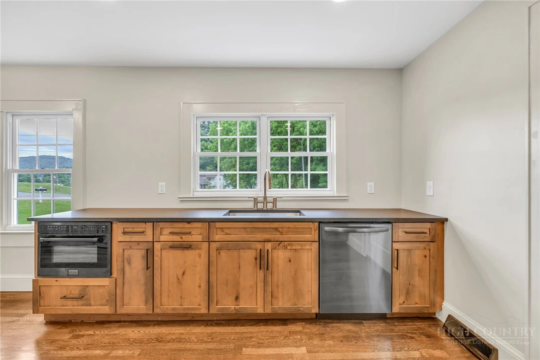 Image number 14 for the current listing