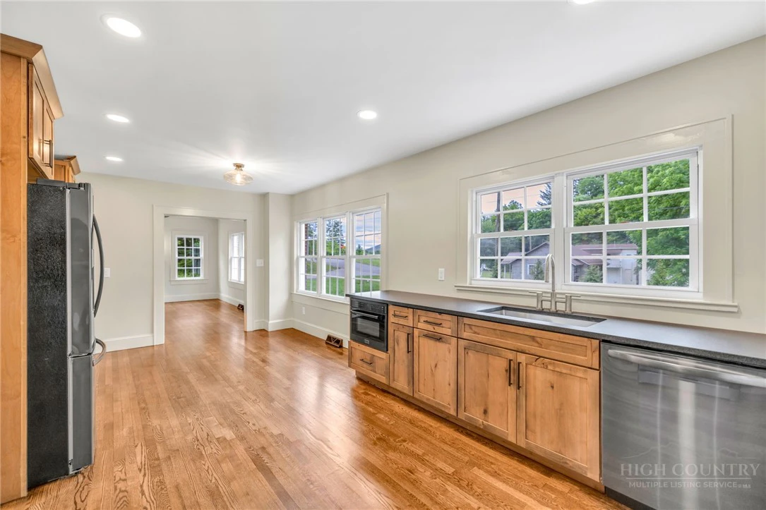 Image number 13 for the current listing