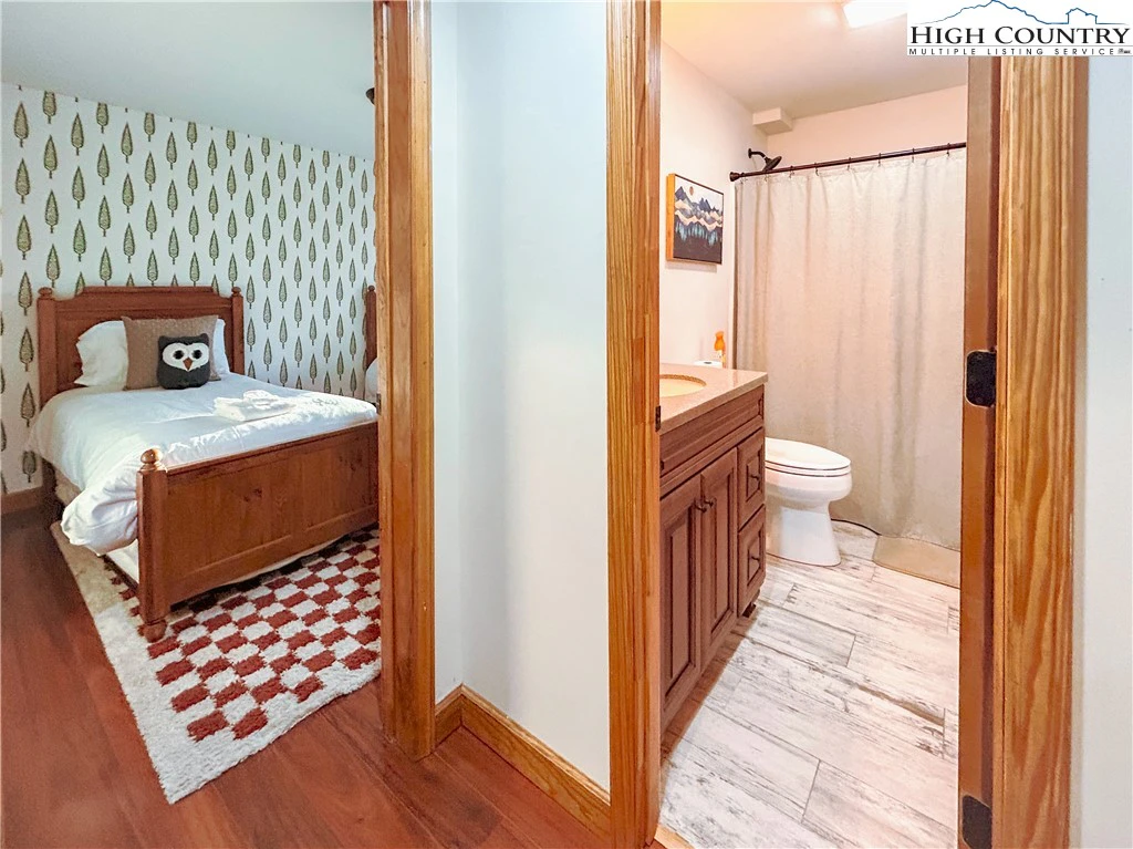 Image number 2 for the current listing