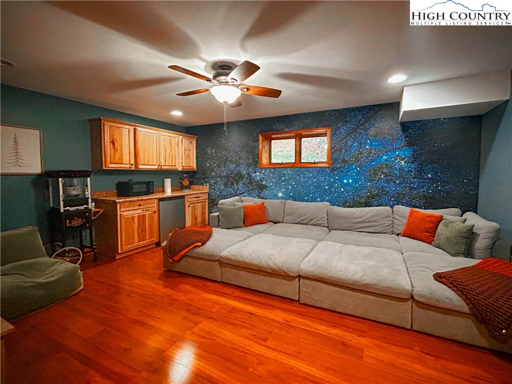 Image number 4 for the current listing