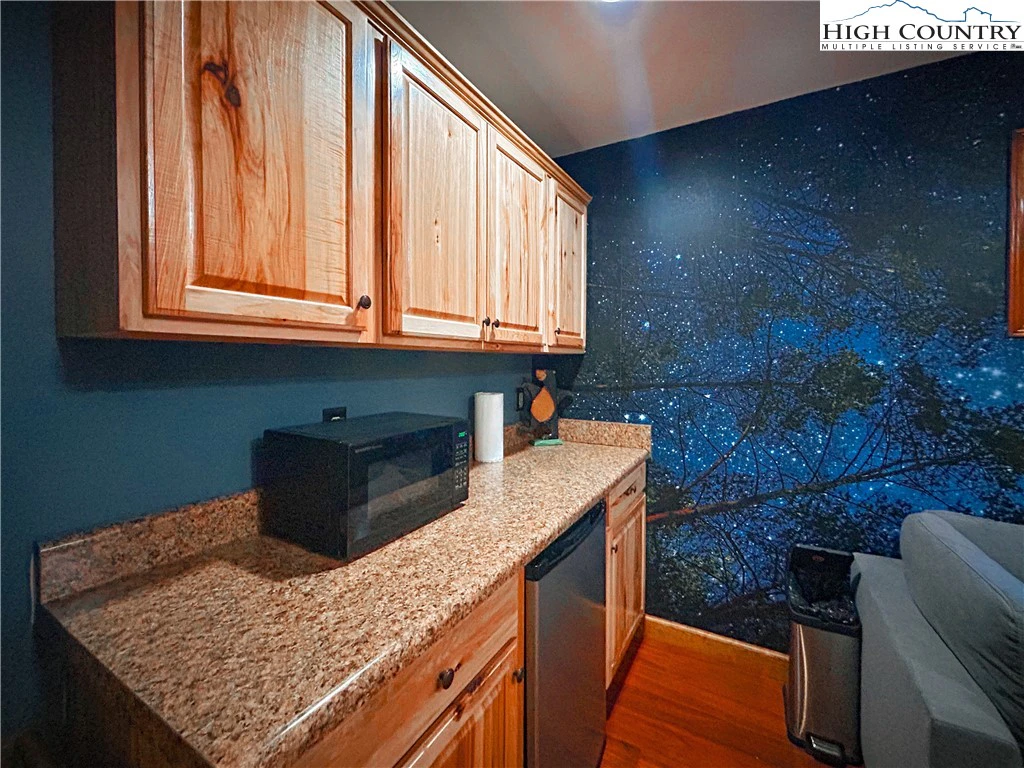 Image number 5 for the current listing