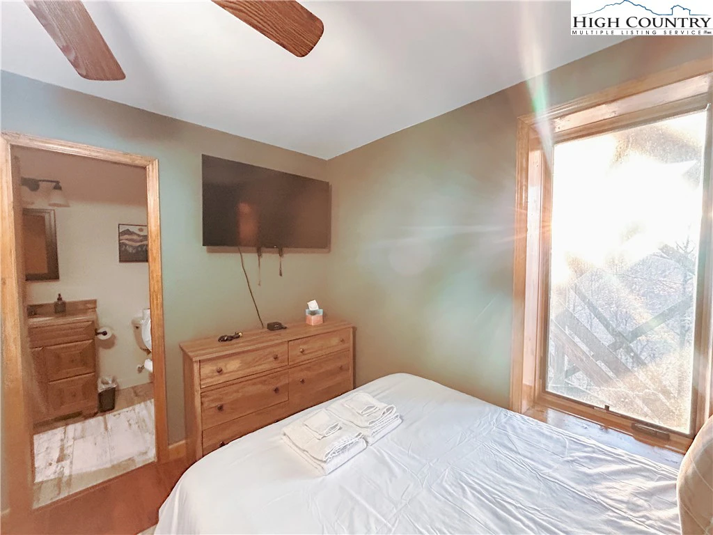 Image number 19 for the current listing