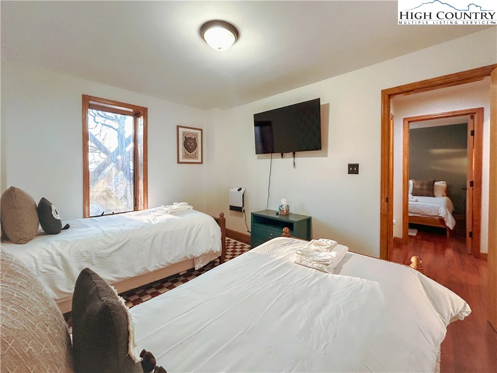 Image number 16 for the current listing