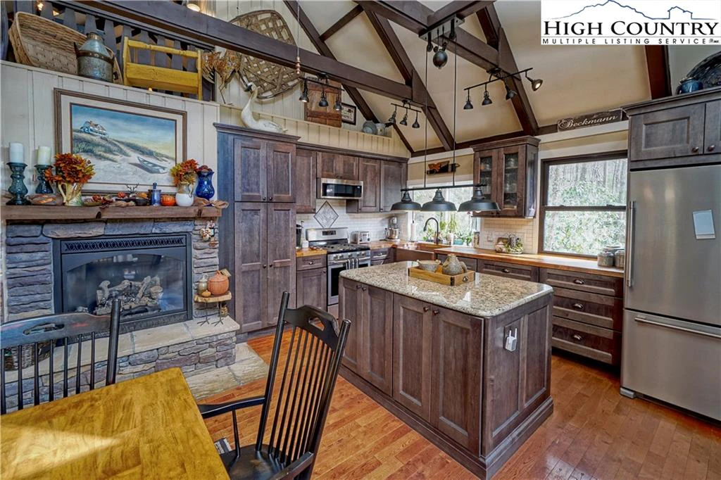 Image number 1 for the current listing