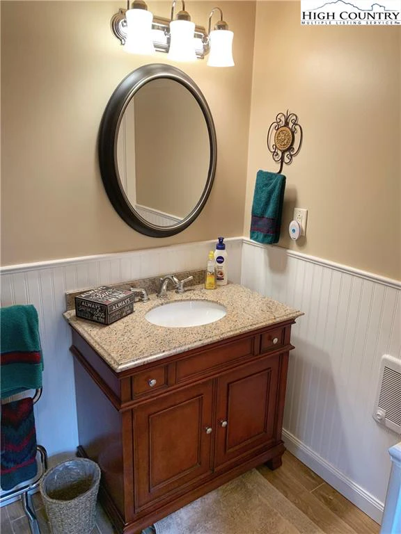 Image number 8 for the current listing