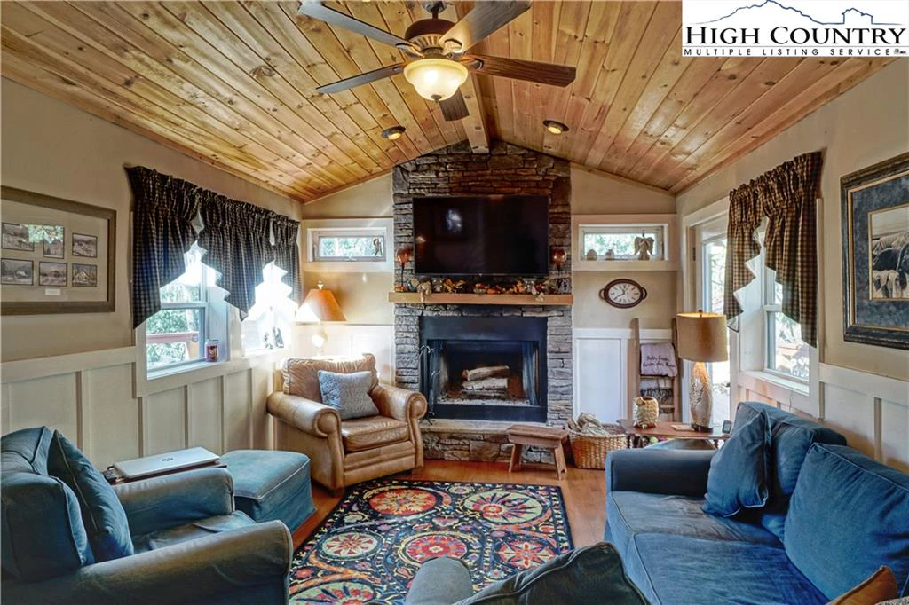 Image number 21 for the current listing