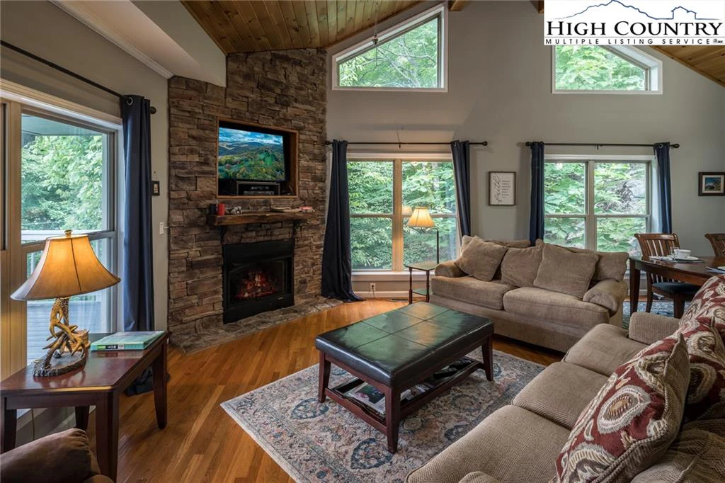 Image number 14 for the current listing
