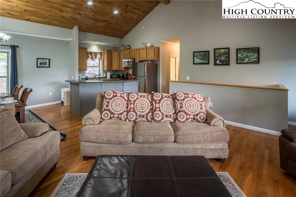 Image number 3 for the current listing