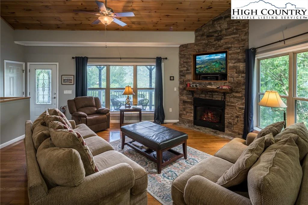 Image number 4 for the current listing
