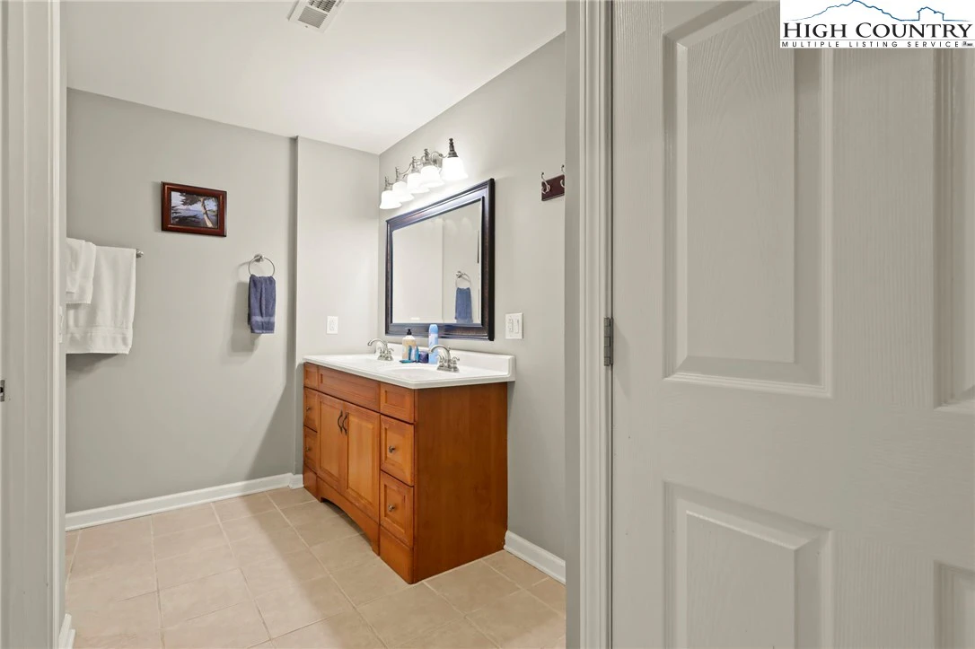 Image number 15 for the current listing