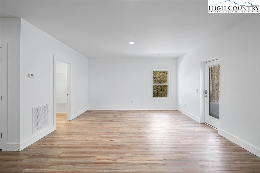 Image number 3 for the current listing