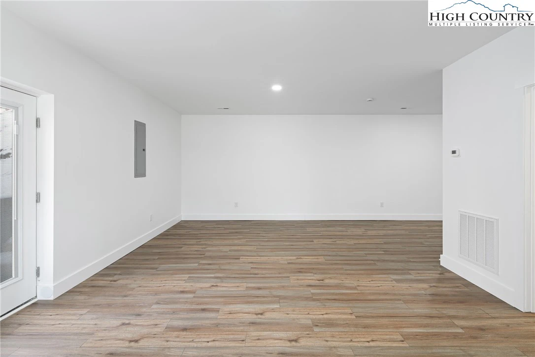 Image number 4 for the current listing