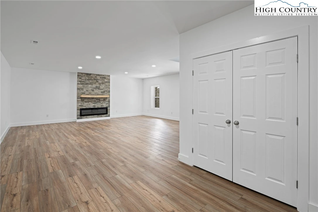 Image number 5 for the current listing