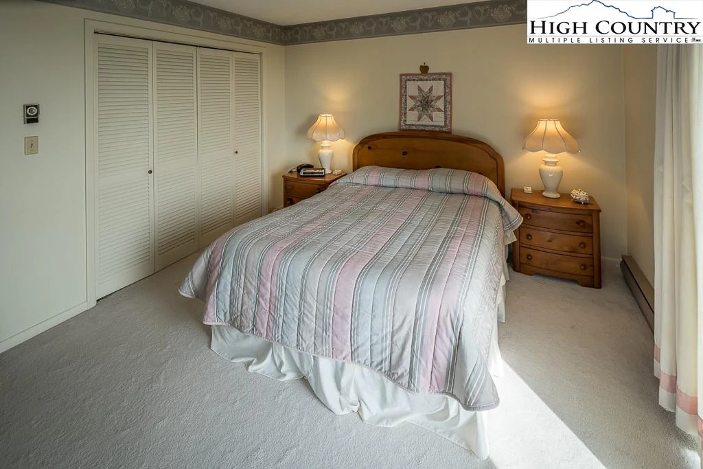 Image number 3 for the current listing