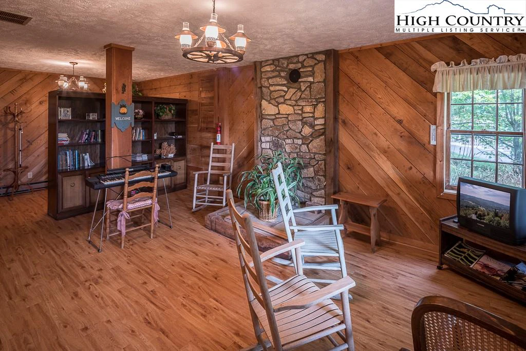 Image number 8 for the current listing