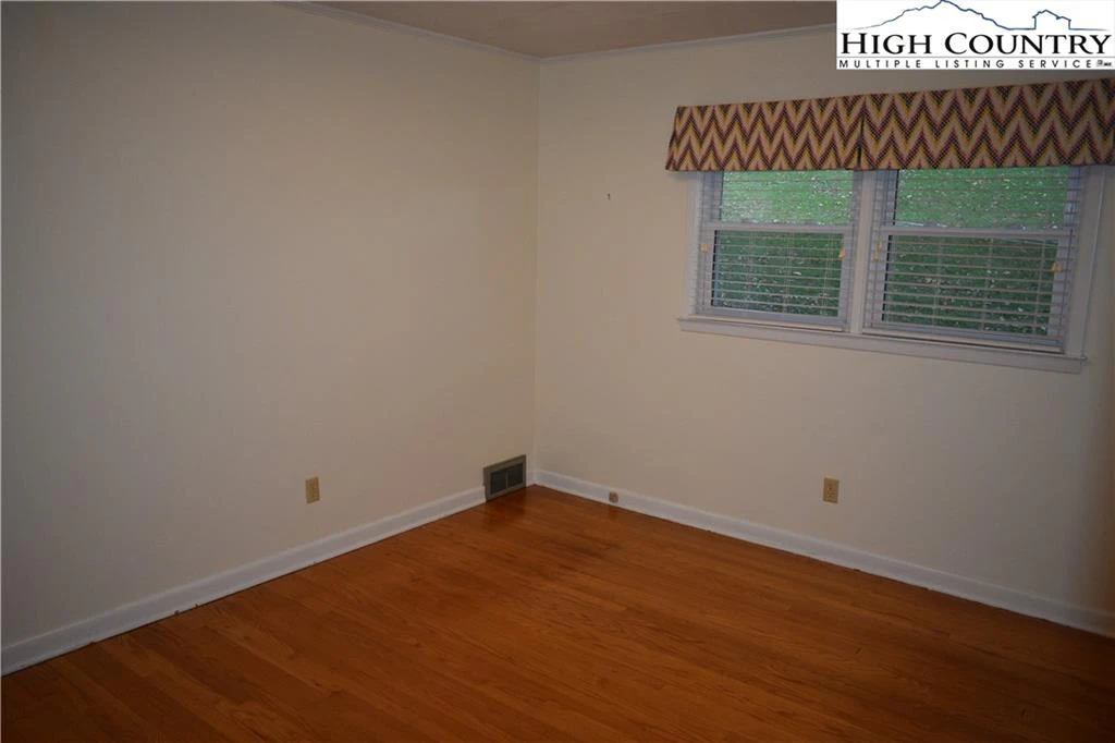 Image number 12 for the current listing